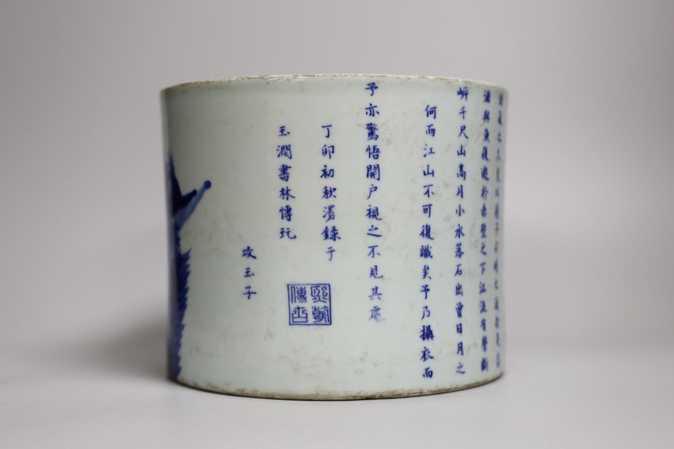 A Chinese blue and white inscribed brush pot. 15cm high